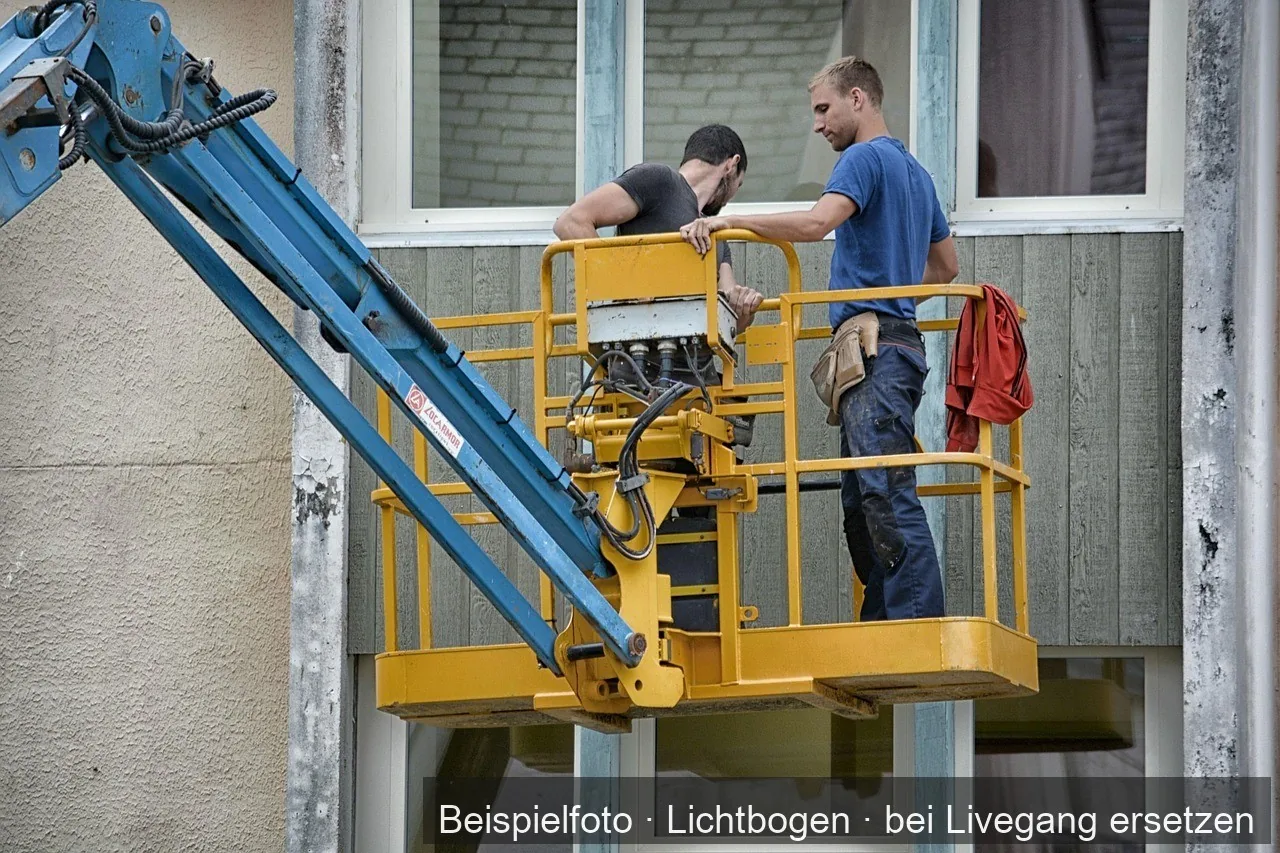 Zwei Handwerker bei der Montage auf einer Hubbühne.