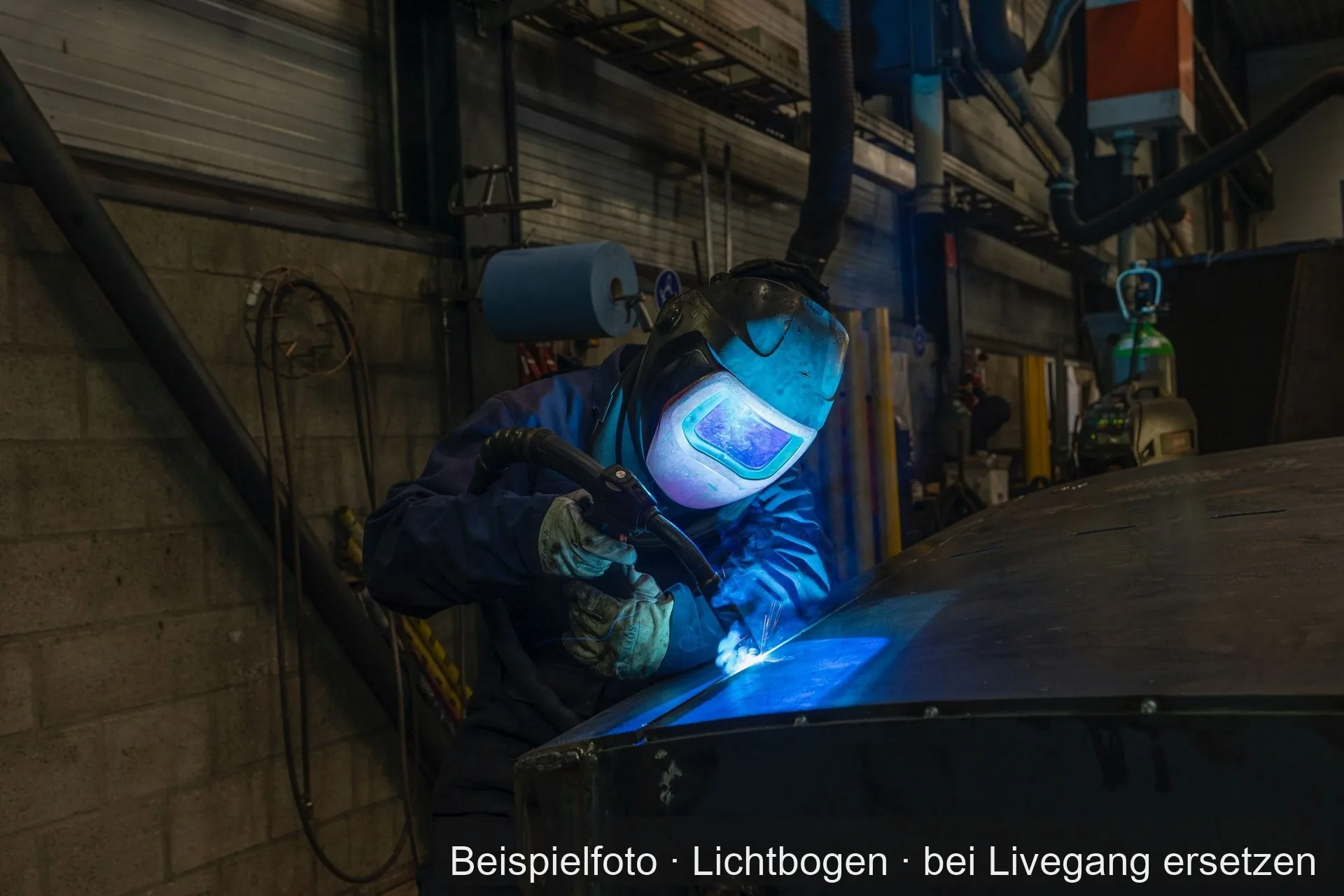 Ein Handwerker schweißt an einem Bauteil aus Metall.