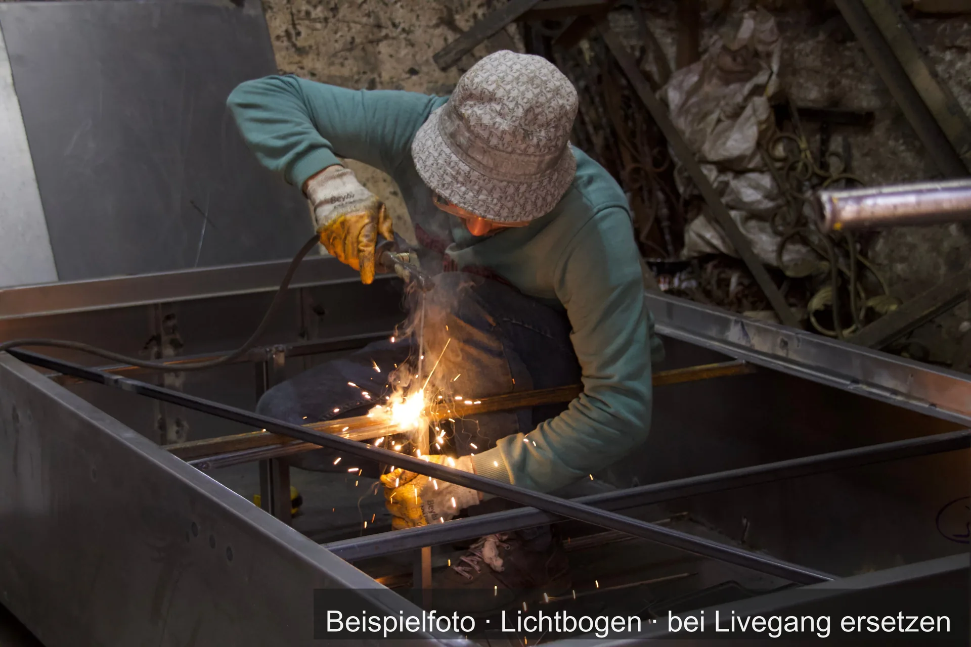 Ein Rahmengestell aus Metall wird geschweißt.